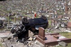 Sopir Mabuk, Mobil SUV Hancurkan Pemakaman