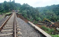 Evakuasi Korban Tertimbun Longsor Cijeruk