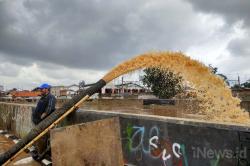 Pompa Sedot Air di Permukiman yang Masih Terendam Banjir