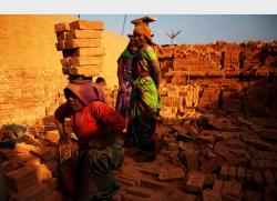 Wanita Nepal Membawa Tumpukan Batu Bata Pakai Kepala