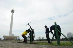 Pagar Pembatas Rumput Monas Dibongkar