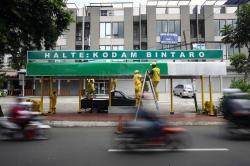 Hilangkan Kesan Kumuh, Halte di Jaksel Dicat Ulang