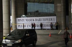 Suasana Pasca Selasar di Gedung BEI Runtuh