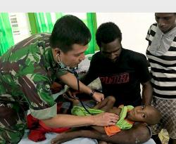 Dokter TNI Rawat Anak-Anak Penderita Gizi Buruk Suku Asmat