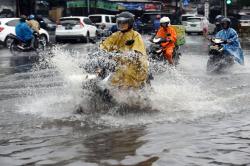 Genangan Air Muncul setelah Hujan Mengguyur Ibu Kota