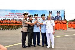 Panglima TNI Serahkan Jabatan KSAU ke Marsekal TNI Yuyu Sutisna