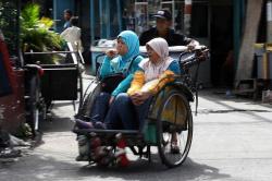 Becak Beroperasi di Kampung-Kampung Ibu Kota