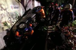 Ditabrak dari Belakang, Minibus Terperosok ke Selokan