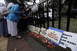 Aktivis Tabur Bunga di Trotoar Peringati Hari Pejalan Kaki