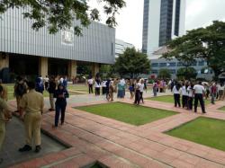 Jakarta Diguncang Gempa 6,4 SR, Karyawan Berhamburan ke Jalan