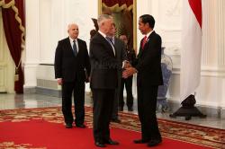 Bahas Korea Utara, Jokowi Bertemu Menhan AS di Istana Merdeka