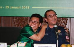 Lolos Verifikasi Faktual, Cak Imin Peluk Komisioner KPU