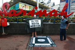Aktivis Komunitas Kretek Gelar Aksi Teatrikal