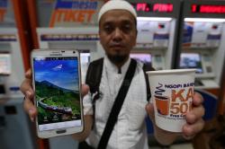KAI Bagikan 50.000 Gelas Kopi untuk Penumpang