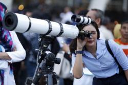 Lihat Fenomena Super Blue Blood Moon, Warga Padati TIM 