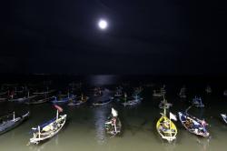 Melihat Keindahan Super Blue Blood Moon di Pantai Kenjeran Surabaya