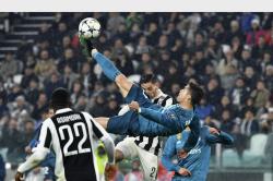 Melihat Gol Salto Ronaldo Robek Gawang Buffon