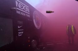 Bus Manchester City Dilempari Botol oleh Suporter Liverpool