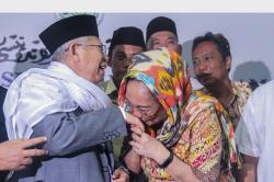 Minta Maaf, Sukmawati Cium Tangan Ketua MUI