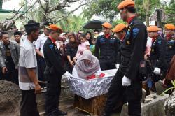 Masinis Korban Tabrakan Kereta Vs Truk Dimakamkan di Madiun