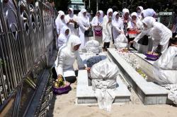 Jelang Debat Pilgub Jatim, Khofifah Ziarah Makam Sunan Ampel 
