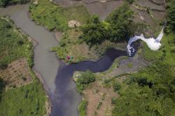Foto Udara Ini Perlihatkan Limbah Industri Cemari Anak Sungai Citarum