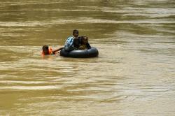 Pelajar Ini Sebrangi Sungai Pakai Ban untuk Bersekolah
