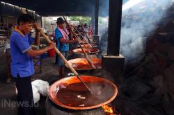 Pembuatan Dodol dan Kue Keranjang untuk Rayakan Imlek