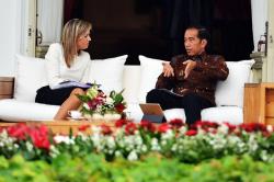 Ketika Presiden Jokowi Bahas Inklusi Keuangan dengan Ratu Maxima di Teras Istana 