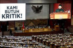 Tulisan Kami Butuh Kritik! Muncul di Layar Sidang Paripurna DPR