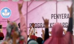 Presiden Jokowi Bagikan Kartu PKH kepada Warga Sulsel