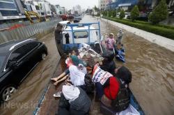 Kelapa Gading Banjir, Warga Dievakuasi Pakai Truk
