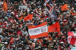 Antusiasme Ribuan The Jakmania Arak-Arakan Piala Presiden