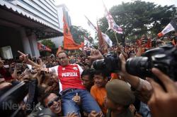 Gubernur Anies Dipanggul The Jakmania saat Sambut Persija di Balai Kota