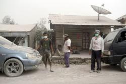 Begini Suasana Desa yang Tertutup Abu Vulkanik Gunung Sinabung