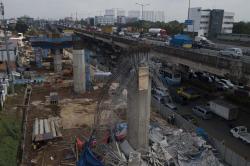 Suasana Lokasi Proyek Tiang Pancang Tol Becakayu Pascaroboh