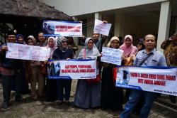 Aksi Korban First Travel di Pengadilan Negeri Depok