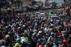 Ribuan Motor Terjebak Macet akibat Jalur Utama Bandung Banjir