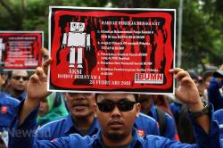 Ratusan Buruh dan Pekerja BUMN Tuntut Hapus Outsourcing