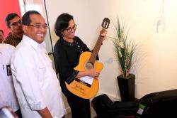 Lelang Barang Pribadi, Sri Mulyani Baju Batik dan Budi Karya Gitar Akustik