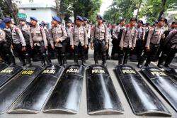 Hindari Bentrok Massa Bonek dan PSHT, Polisi Jaga Ketat PN Surabaya