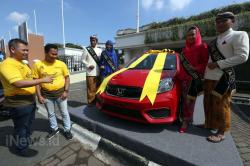 Lapis Kukus Bagikan Mobil kepada Pelanggan