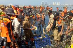 Gubernur Anies Bersama Pasukan Oranye Angkut Sampah di Teluk Jakarta