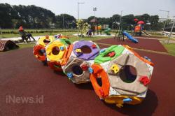 Pemasangan Wahana Bermain di RTH Lapangan Banteng