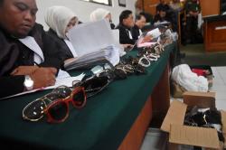 Barang Bukti di Sidang First Travel, Ada Kacamata Puluhan Juta Rupiah