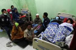 Puluhan Warga Pingsan Hirup Gas Beracun Kawah Ijen