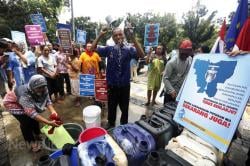 Mandi di Depan Balai Kota, Puluhan Warga Bawa Air dan Ember