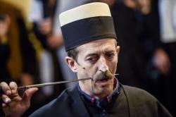 Tradisi Menusuk Pipi dengan Besi Ini Bikin Ngilu