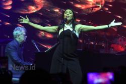 Penampilan Memukau David Foster dan Anggun C Sasmi di Surabaya