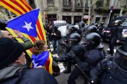 Pemimpin Catalunya Ditangkap, Warga Bentrok dengan Polisi